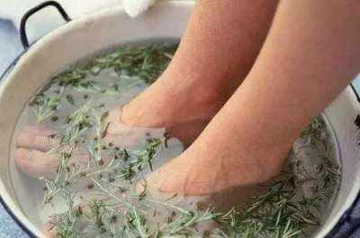 泡脚水里加艾叶，轻松祛湿!